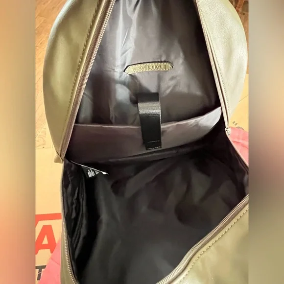 Backpack - Picture 5 of 6